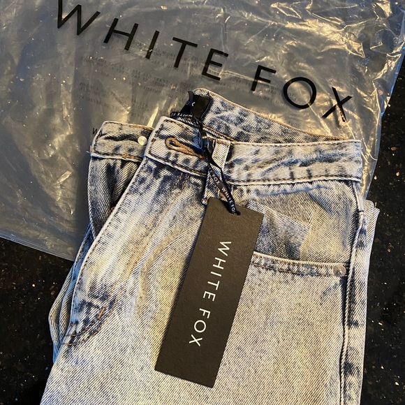 White Fox What Goes Around Boyfriend Jeans High Waisted NWT Size small - Picture 3 of 6